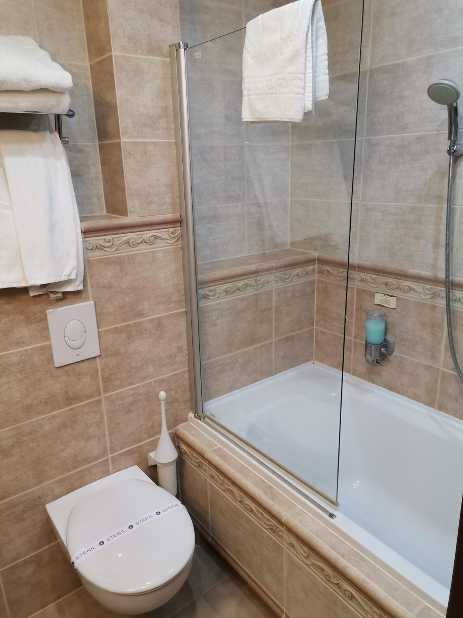 Karcag Nimrod Bioszalloda Es Bioetterem מראה חיצוני תמונה