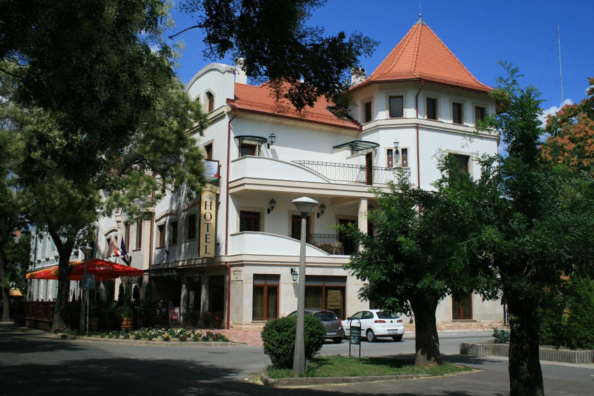 Karcag Nimrod Bioszalloda Es Bioetterem מראה חיצוני תמונה